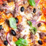 Recette de la pizza alla bolognaise : préparation traditionnelle et ingrédients essentiels.