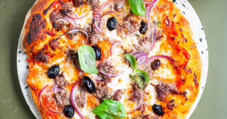 Recette de la pizza alla bolognaise : préparation traditionnelle et ingrédients essentiels.