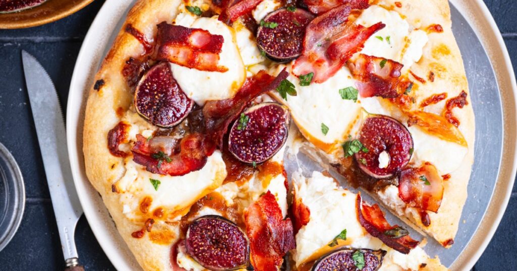 Recette de pizza aux figues, bacon grillé et burrata fumée pour une cuisine italienne moderne.