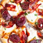 Recette de pizza aux figues, bacon grillé et burrata fumée pour une cuisine italienne moderne.