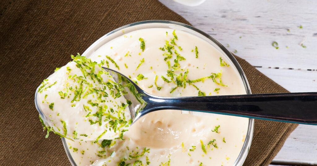 Recette de mousse au citron vert et ricotta pour un dessert léger et frais.