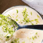 Recette de mousse au citron vert et ricotta pour un dessert léger et frais.