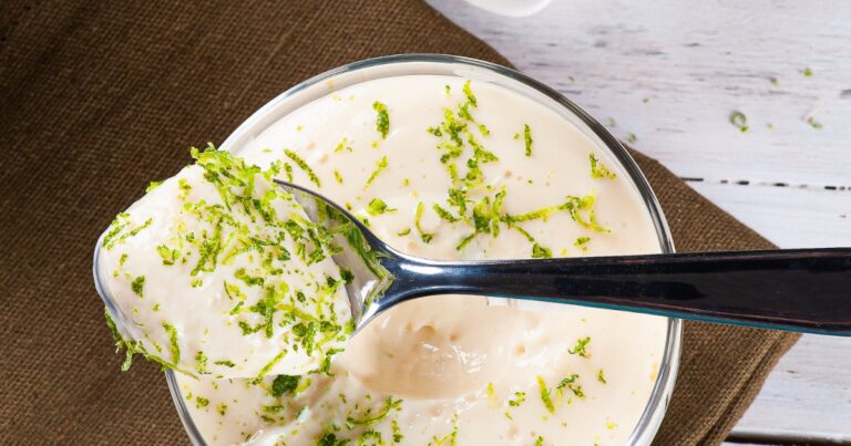 Recette de mousse au citron vert et ricotta pour un dessert léger et frais.