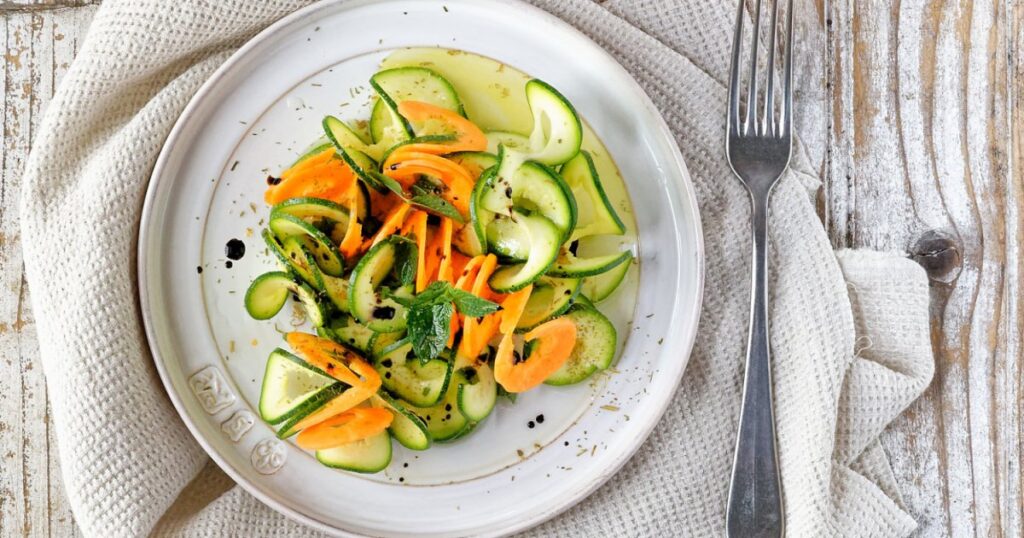 Recette de salade fraîche à base de courgettes et carottes crues pour une alimentation saine