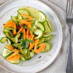 Recette de salade fraîche à base de courgettes et carottes crues pour une alimentation saine