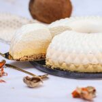 Entremets coco, mangue et passion : une innovation dans la pâtisserie française.