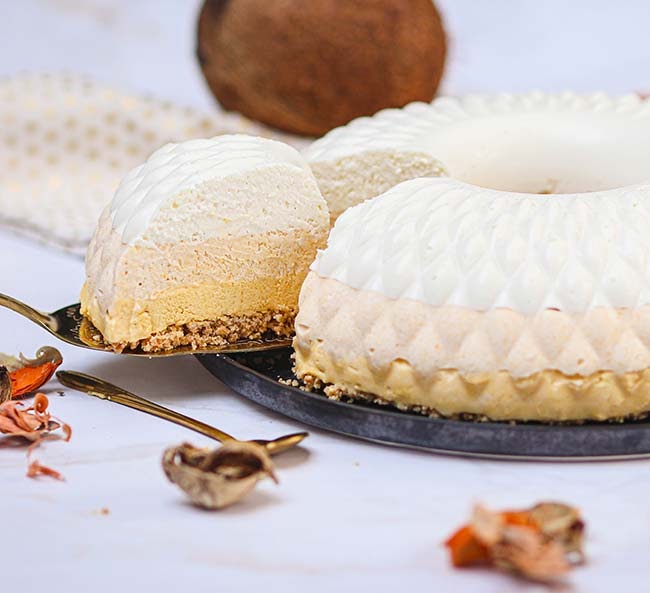 Entremets coco, mangue et passion : une innovation dans la pâtisserie française.