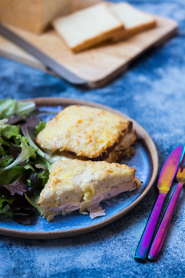 Le croque-monsieur, plat polyvalent apprécié dans les cafés français, s’invite à toutes les tables.