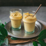 Lassi à la mangue : une boisson indienne populaire pour l&rsquo;hydratation estivale.