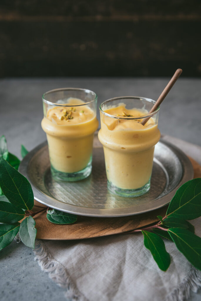 Lassi à la mangue : une boisson indienne populaire pour l’hydratation estivale.