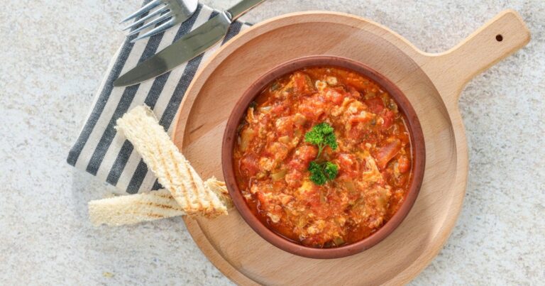 Recette traditionnelle du Menemen turc : préparation et ingrédients essentiels