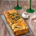 Recette de pain à l’ail et à l’ail des ours, option vegan à partager.