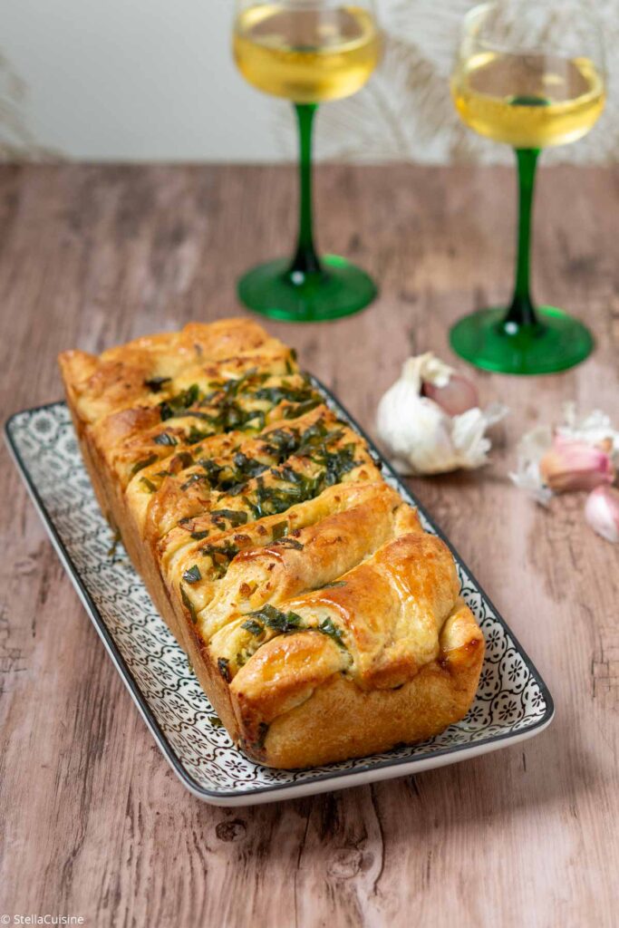 Recette de pain à l’ail et à l’ail des ours, option vegan à partager.