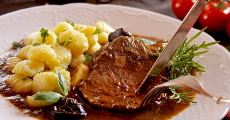 Recette traditionnelle de Pašticada : bœuf mijoté à la dalmate, plat emblématique de Croatie