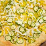 Recette de pizza blanche aux courgettes et mozzarella avec huile au basilic.