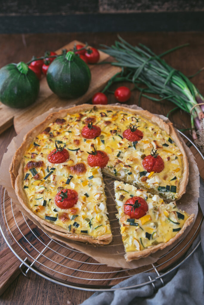 Quiche courgette et tomate cerise : une recette simple pour un repas équilibré.