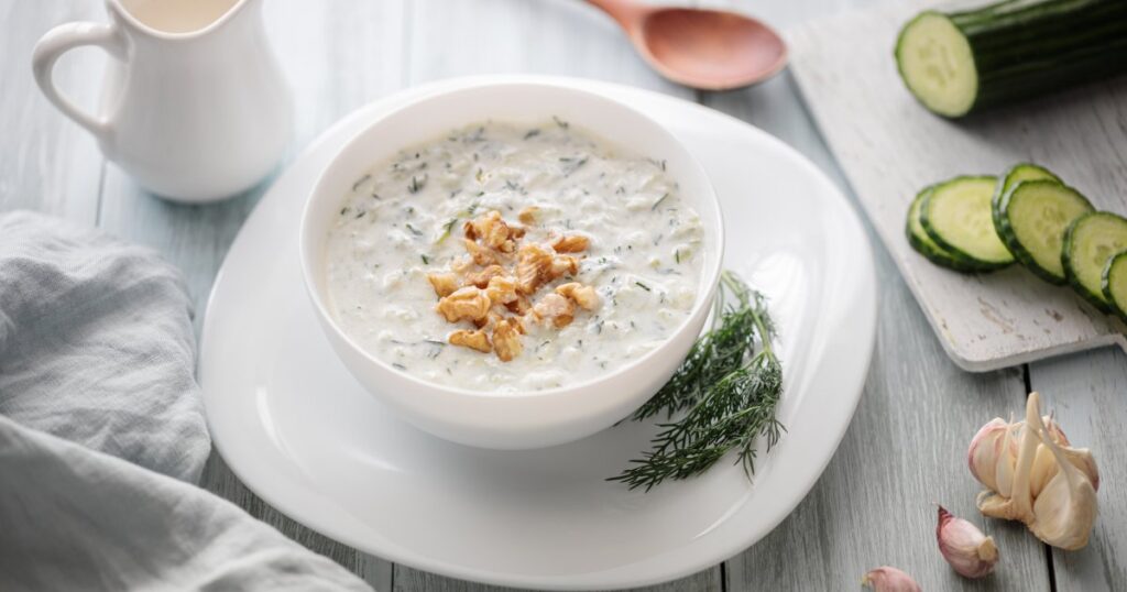 Recette traditionnelle du tarator aux noix, plat populaire en Turquie et dans les Balkans