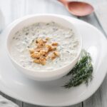 Recette traditionnelle du tarator aux noix, plat populaire en Turquie et dans les Balkans