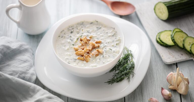 Recette traditionnelle du tarator aux noix, plat populaire en Turquie et dans les Balkans