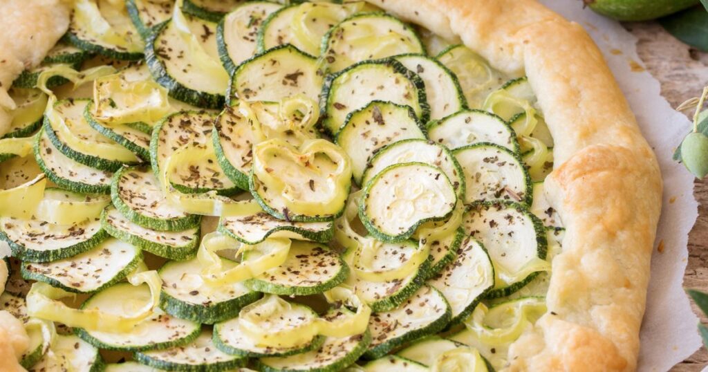 Tarte rustique aux courgettes marinées : une recette traditionnelle française à découvrir.