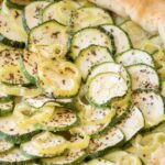 Tarte rustique aux courgettes marinées : une recette traditionnelle française à découvrir.