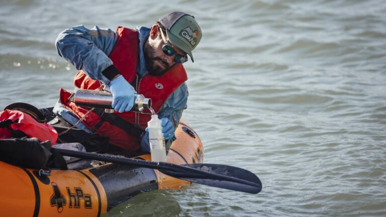 Rémi Camus lance une cagnotte pour financer sa lutte contre les polluants dans le Rhône.