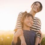 Les enfants résilients renforcent leur confiance après un échec avec trois phrases clés.