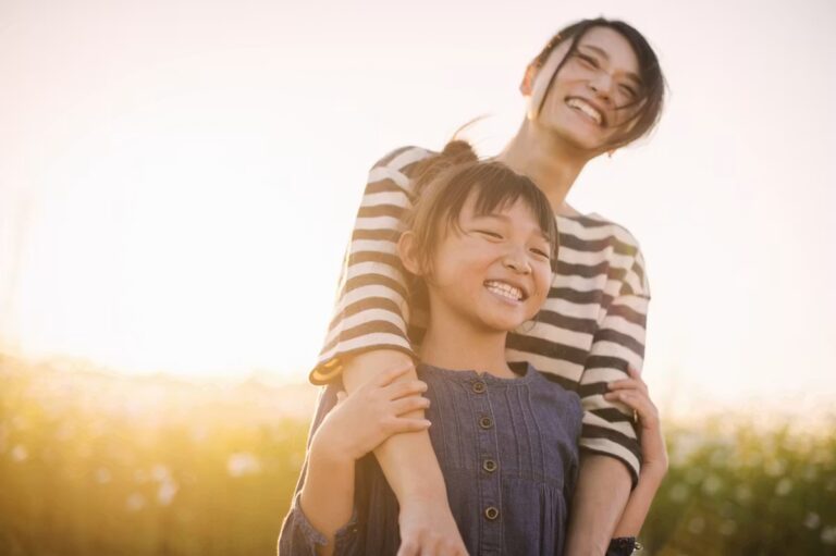 Les enfants résilients renforcent leur confiance après un échec avec trois phrases clés.