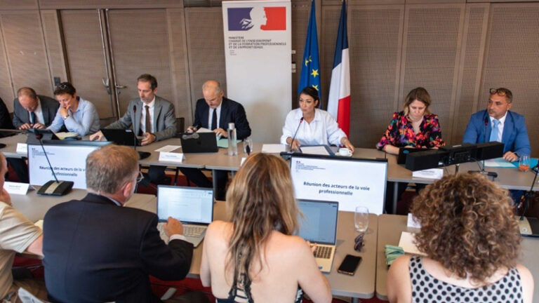 Sabrina Roubache présente sa feuille de route pour la voie professionnelle auprès des acteurs concernés.