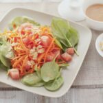 Salade de carottes et pastèque avec jeunes feuilles d&rsquo;épinards : une recette saine et rafraîchissante.
