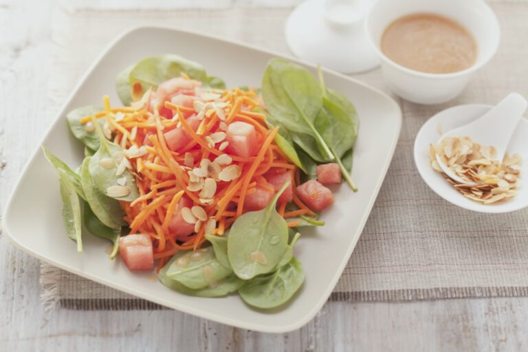 Salade de carottes et pastèque avec jeunes feuilles d’épinards : une recette saine et rafraîchissante.