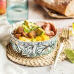 Salade d&rsquo;été aux pêches : une recette fraîche pour les repas estivaux en France.