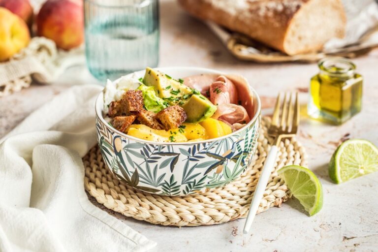 Salade d’été aux pêches : une recette fraîche pour les repas estivaux en France.