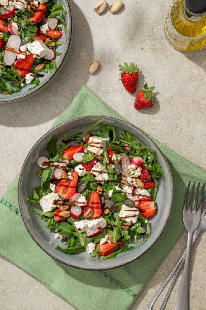 Salade de roquette, fraises et feta : une recette simple et fraîche pour l’été