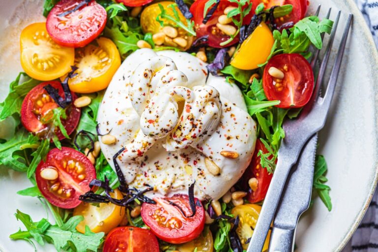 Salade italienne : tomates et burrata assaisonnées de balsamique pour une recette traditionnelle