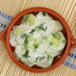 Recette de salade de concombre à l&rsquo;aneth et à la crème, un plat frais et simple à préparer.