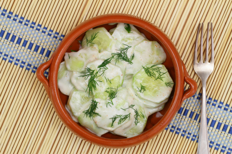 Recette de salade de concombre à l’aneth et à la crème, un plat frais et simple à préparer.