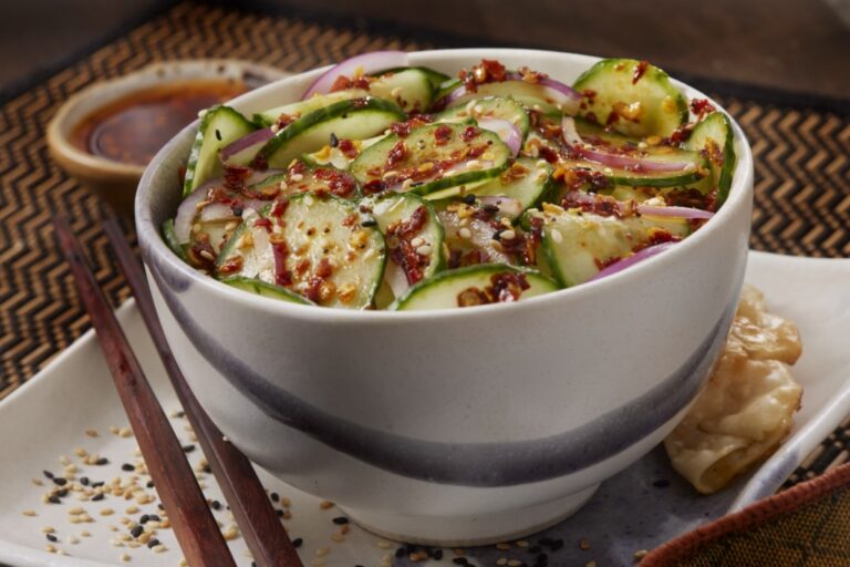 Recette de salade asiatique de concombre et oignon rouge pour une alimentation saine