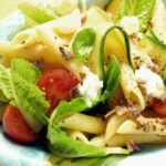 Recette de salade de pâtes avec courgettes, tomates et basilic pour un repas équilibré.