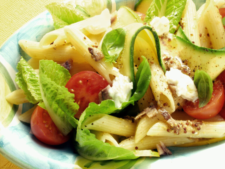 Recette de salade de pâtes avec courgettes, tomates et basilic pour un repas équilibré.
