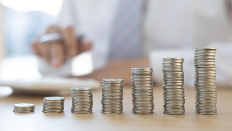 Le Smic augmente de 2,41 % en France, affectant les salaires et les entreprises.