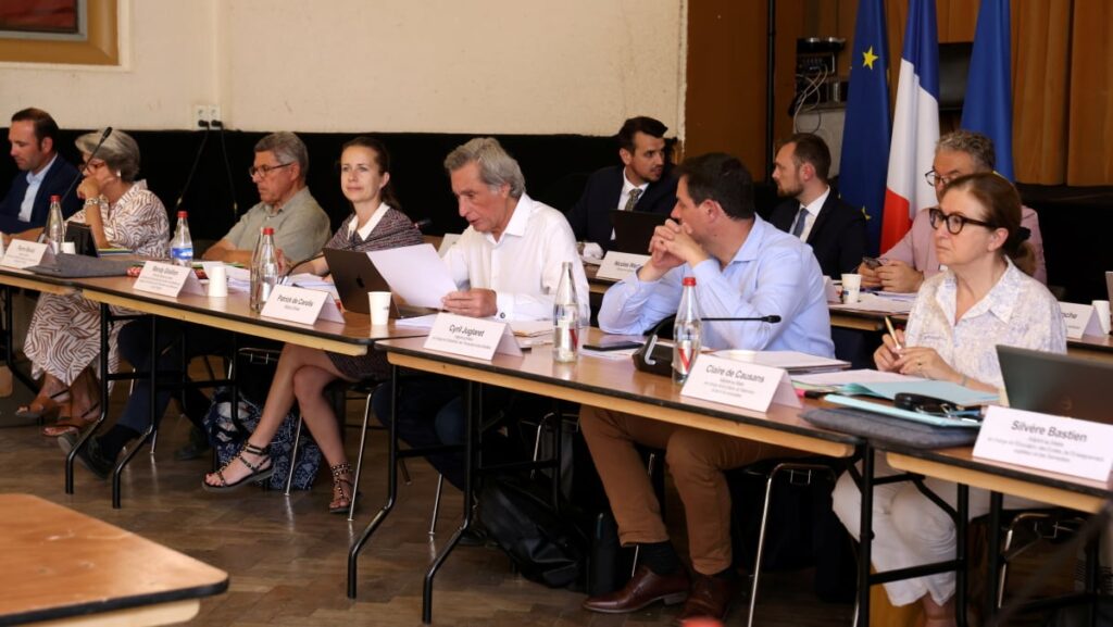 Débat au conseil municipal d’Arles sur le logement social et ses enjeux locaux.