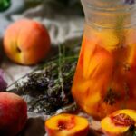 Sangria aux pêches et fleur de sureau : une recette estivale populaire en Espagne.