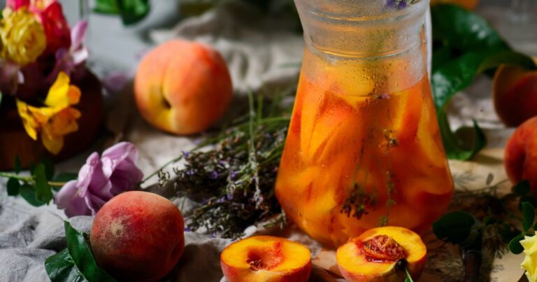 Sangria aux pêches et fleur de sureau : une recette estivale populaire en Espagne.