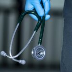 Smartphone et écouteurs sans fil : risque de perturbation des pacemakers identifié par des experts.