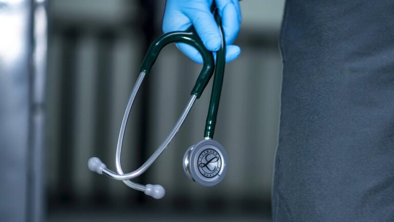 Smartphone et écouteurs sans fil : risque de perturbation des pacemakers identifié par des experts.