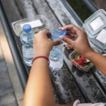 Microplastiques détectés à 11 000 mètres dans la fosse des Mariannes, alerte sanitaire mondiale.