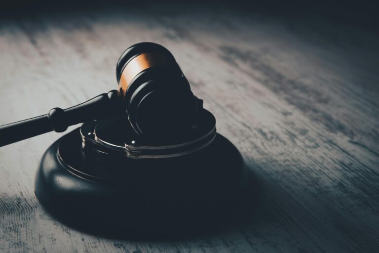 Syndicats de justice et associations s’unissent pour défendre le droit environnemental.