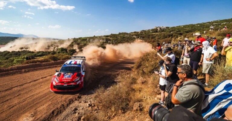 Rallye WRC en Grèce : Neuville prend la tête, Ogier poursuit en seconde position.