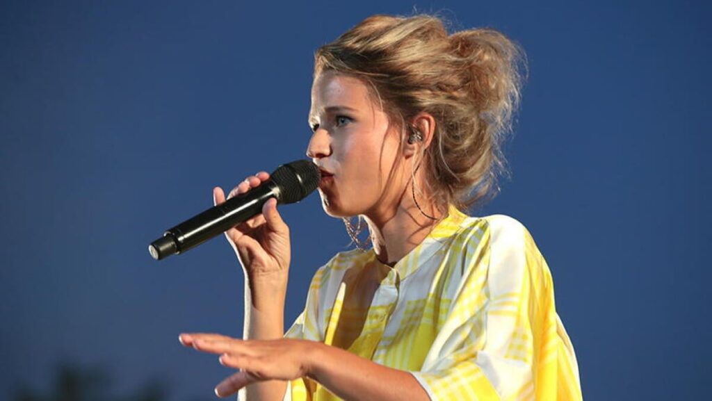 Selah Sue évoque un conseil de Prince lors de son concert aux Escales du Cargo à Arles.